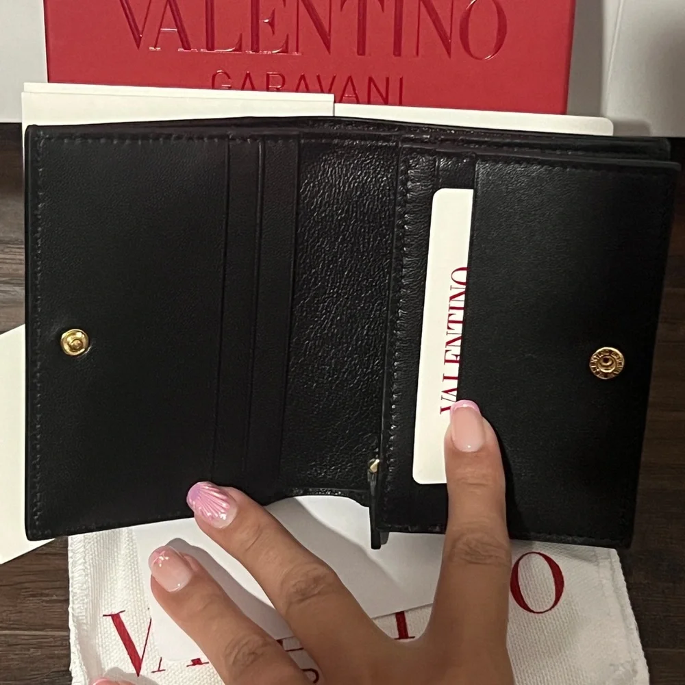 Valentino Garavani
Black Wallet Vlogo The Bold Edition - Picture 5 of 7